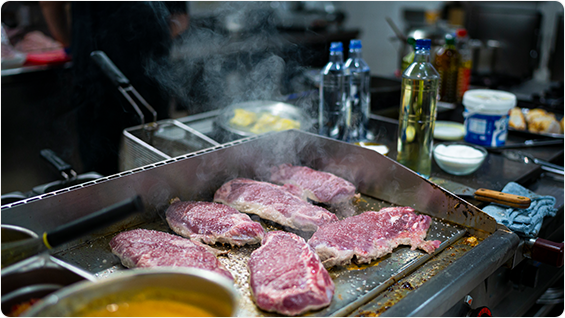 주문이 몰리는 특정 시간대에만 아르바이트생을 쓰자니 애매하고 혼자서 주문과 서빙 등을 하기엔 힘이 들었는데 U+ 오더를 설치하고 나서 서빙만 신경쓰면 되니 테이블 회전율도 빨라지고 한결 수월해졌어요.
